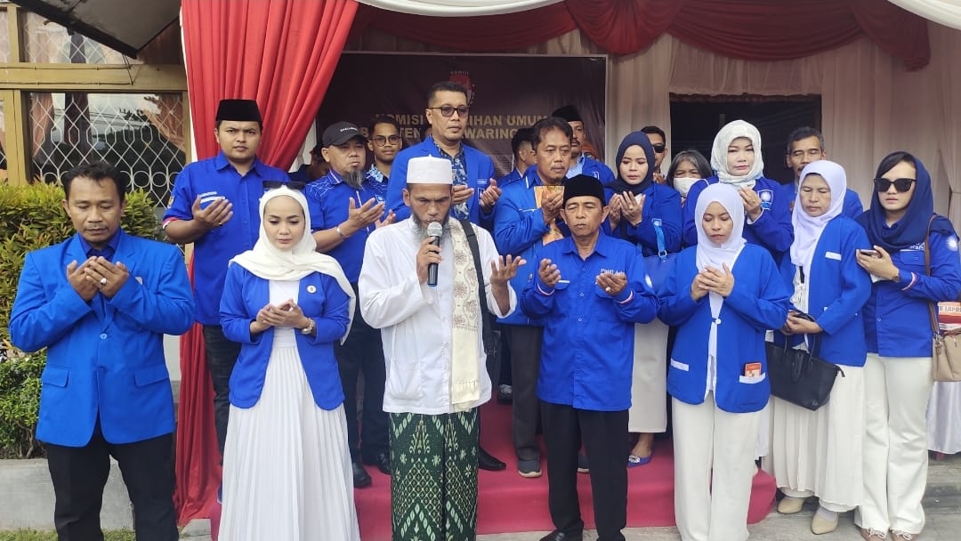 Iringan-iringan Massa Pendukung PAN Antarkan Pendaftaran Bacaleg ke KPU Kobar
