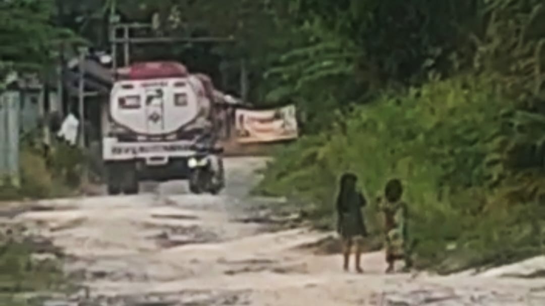 Warga Kumai Keluhkan Jalan Rusak Akibat Aktivitas Truk Tangki BBM