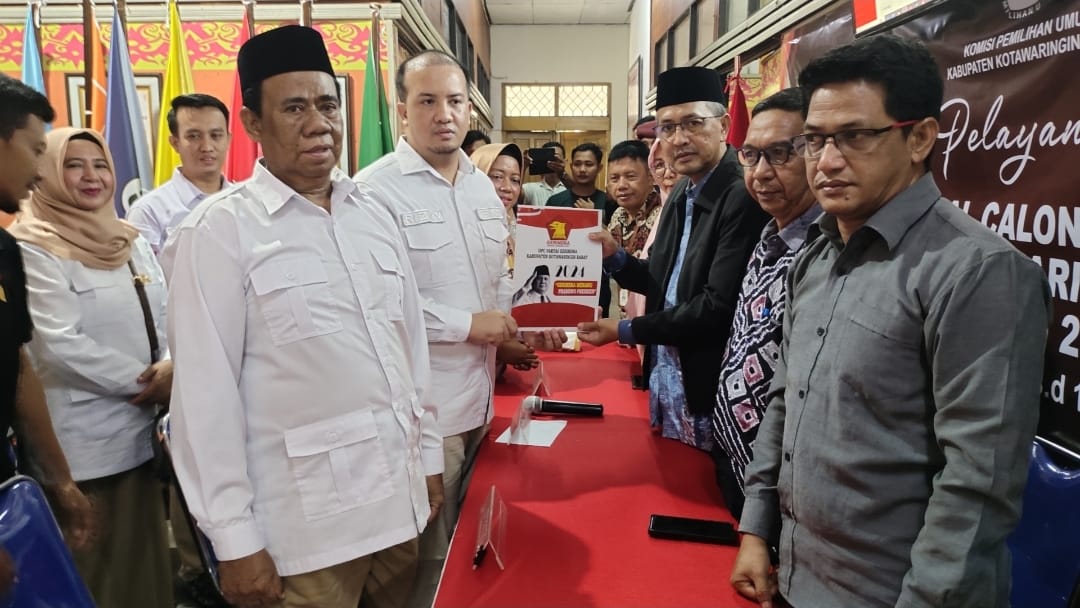 Berbalas Pantun dan Ziarah TMP Warnai Pendaftaran Bacaleg DPC Gerindra Kobar