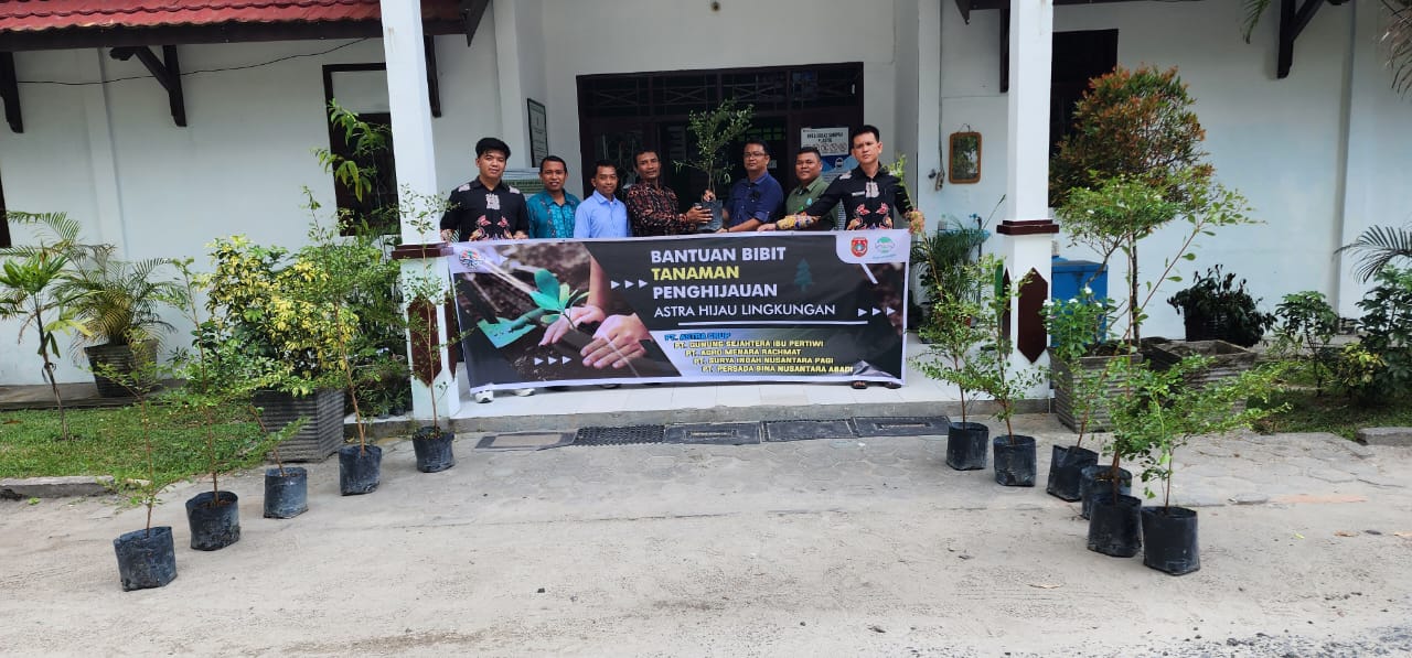 Astra Group Donasi 150 Bibit Pohon Ketapang ke Dinas Lingkungan Hidup Kotawaringin Barat