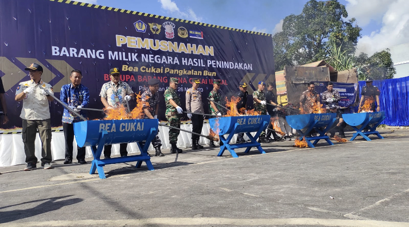 Bea Cukai Musnahkan Ratusan Ribu Batang Rokok dan Miras Ilegal di Pangkalan Bun