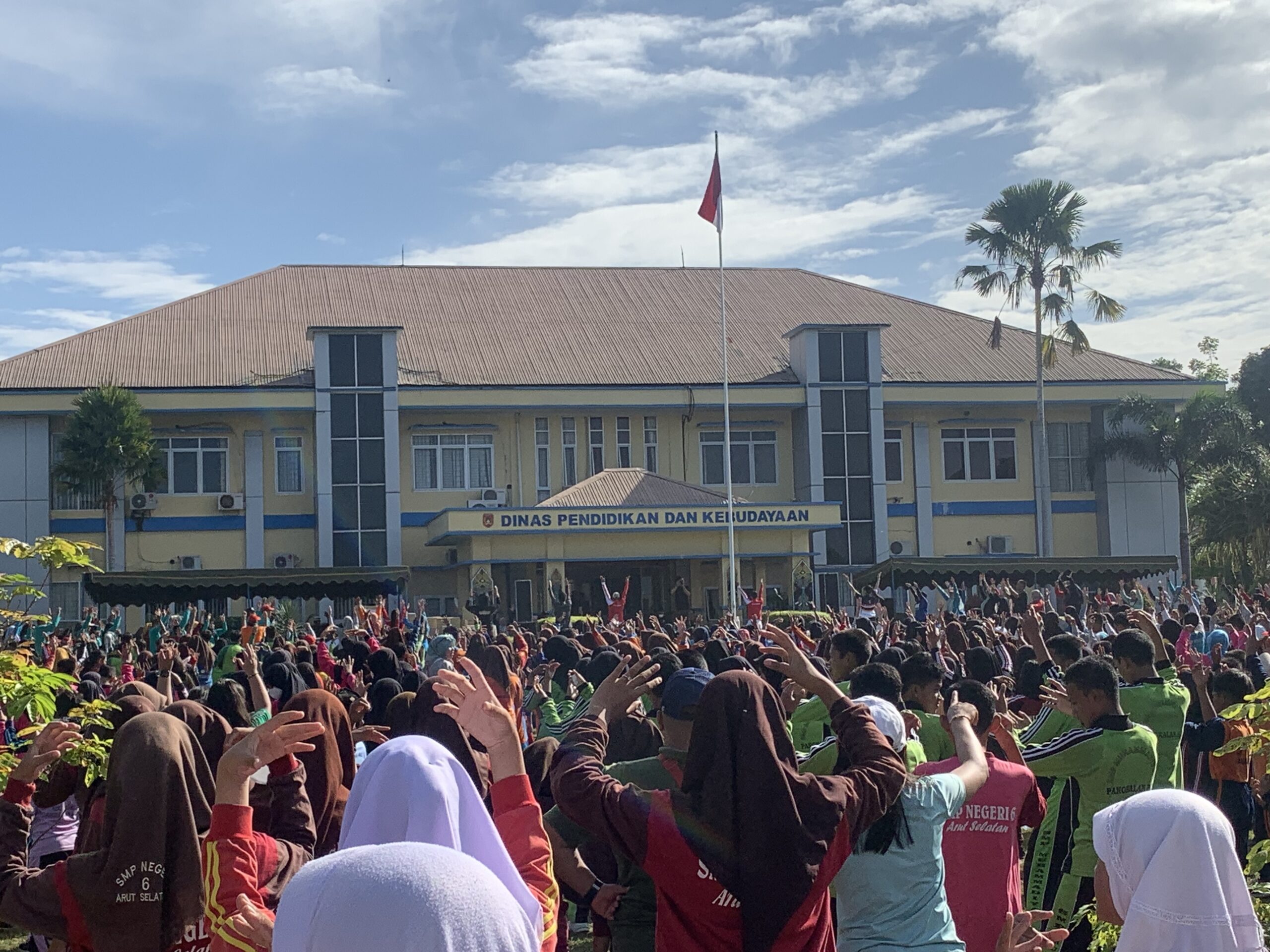 Ribuan Peserta Senam Massal Meriahkan Hardiknas 2023 di Kantor Disdikbud Kotawaringin Barat