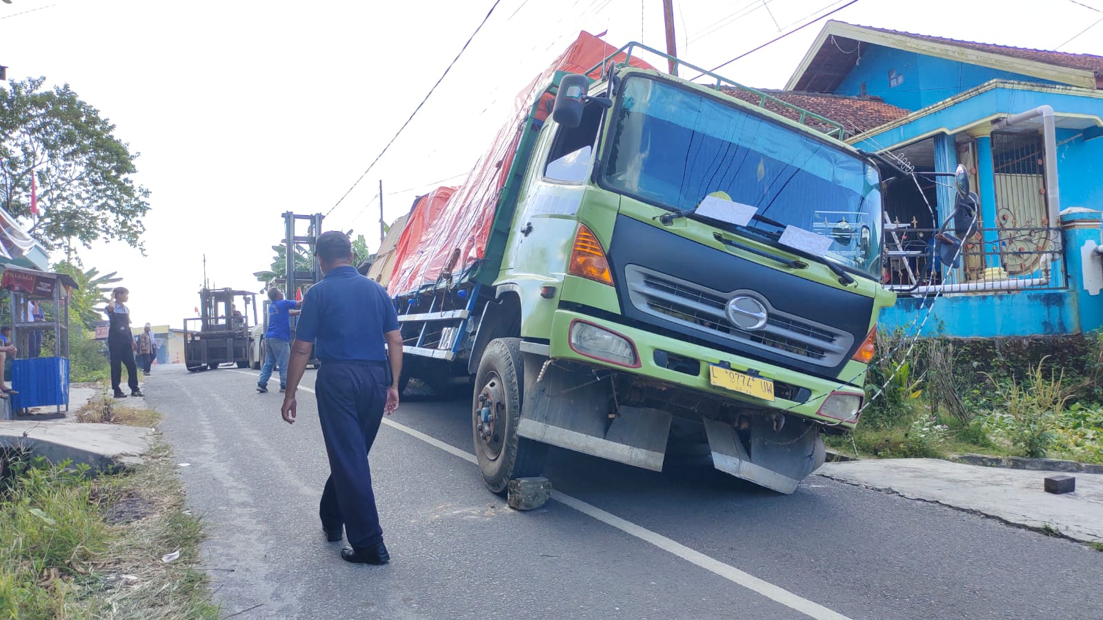 Truk Bermuatan Plywood PT Korindo Terperosok di Jalan Abdul Ancis Pangkalan Bun