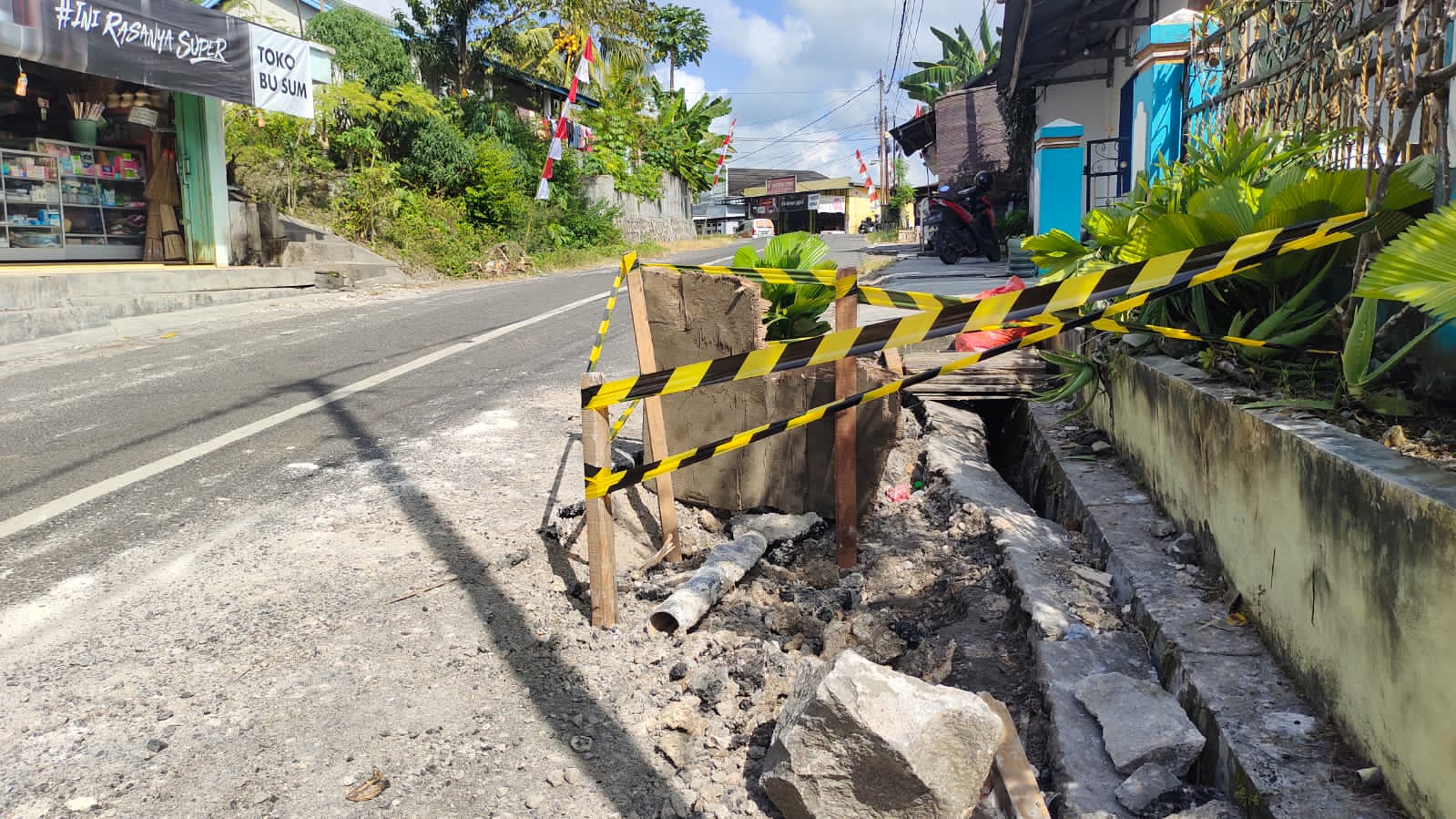 Jalan Abdul Ancis Amblas Usai Dilewati Truk Plywood PT Korindo Ariabimasari