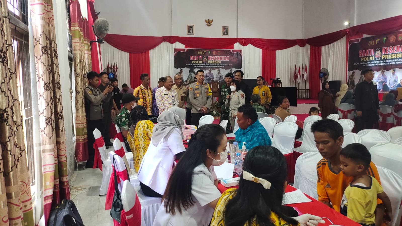 Polres Kobar Bagikan 500 Paket Bansos dan Gelar Pelayanan Kesehatan Gratis untuk Warga Desa