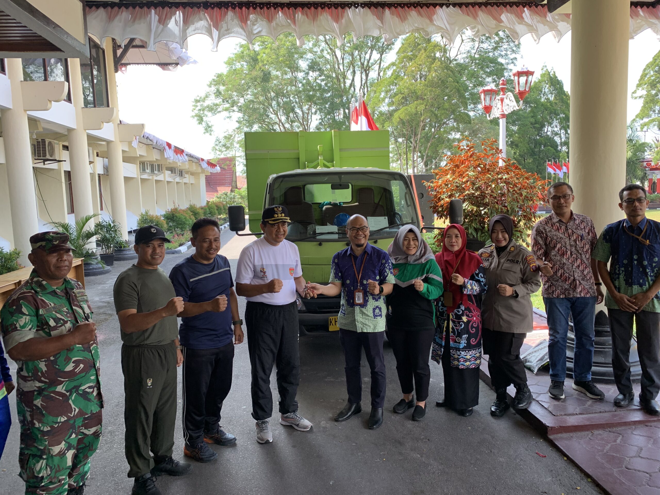 PT Citra Borneo Indah Serahkan Bantuan Kontainer Sampah untuk Pemkab Kobar