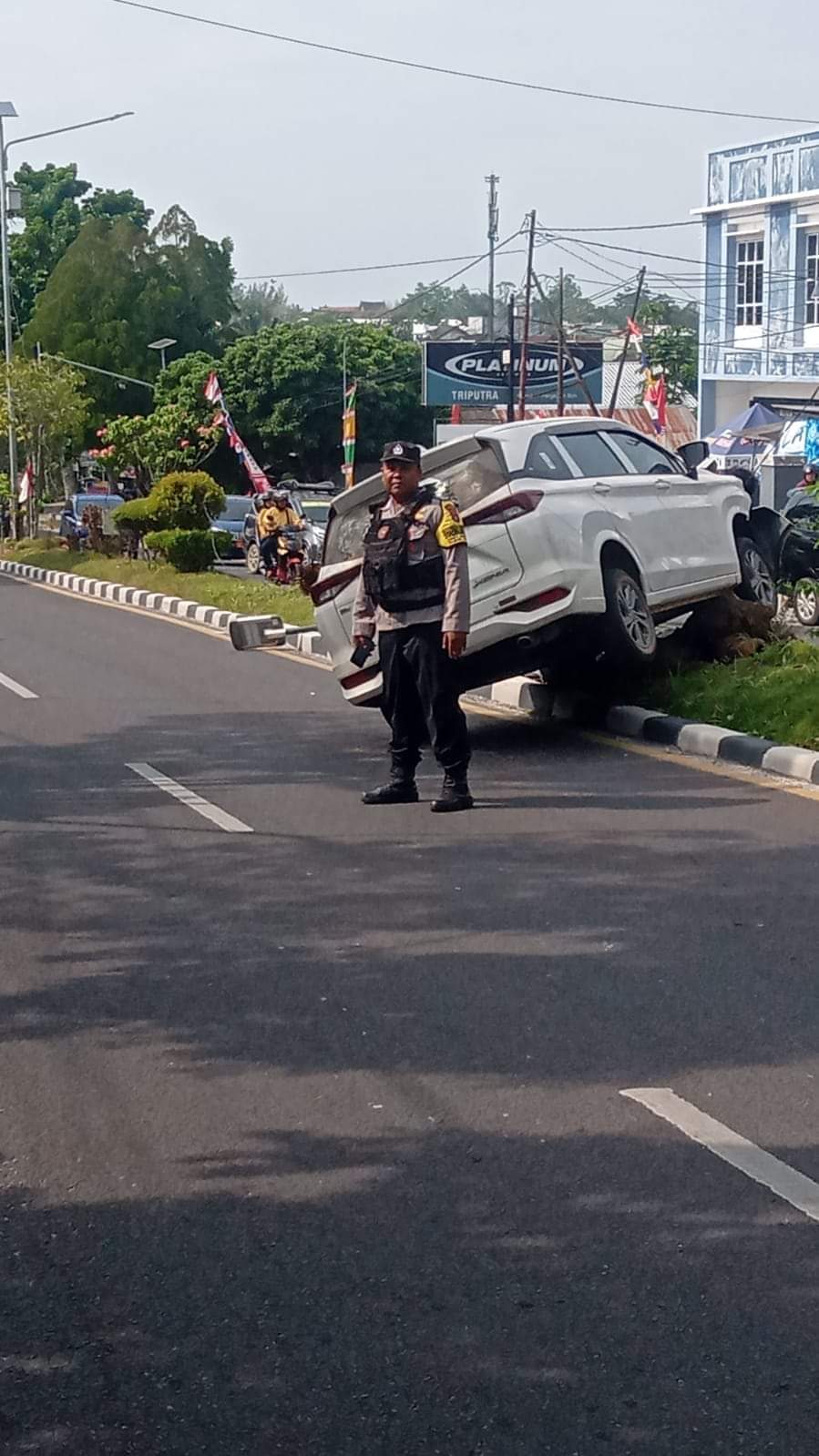 Mobil Daihatsu Xenia Tabrak Tiang PJU hingga Roboh di Pangkalan Bun