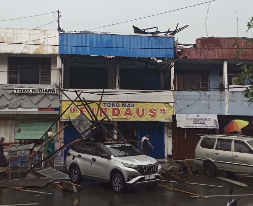 Kota Pangkalan Bun Dilanda Cuaca Ekstrim, Puluhan Pohon Tumbang, Banjir, Mati Listrik hingga Atap Warga Berterbangan