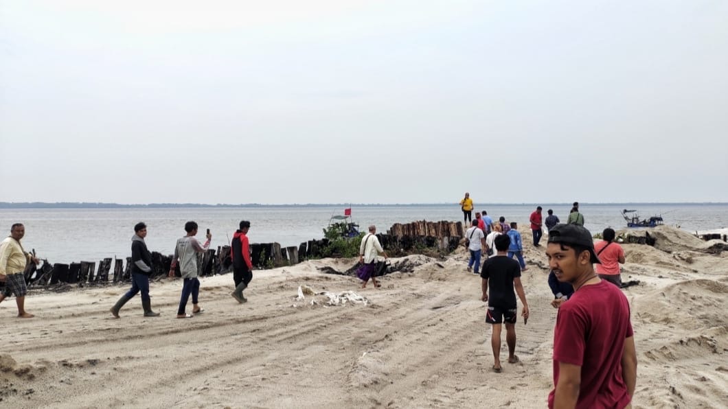 Warga Kubu Tolak Penambangan Pasir Laut di Muara Sungai Kumai