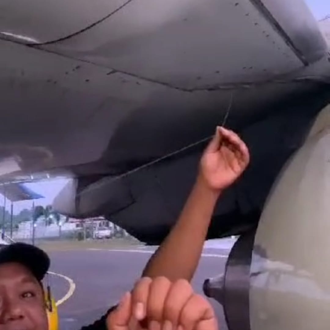 Benang Layang-Layang Sangkut Di Pesawat saat Landing Di Bandara Iskandar Pangkalan Bun