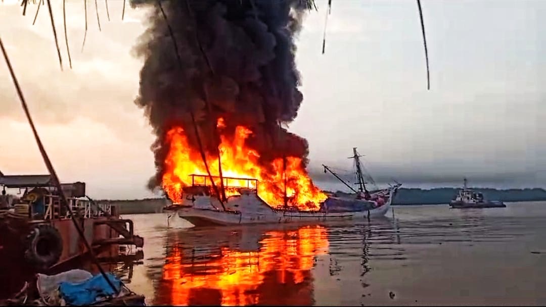 Begini Kronologi Terbakarnya KLM Cahaya Mulia II di Sungai Kumai