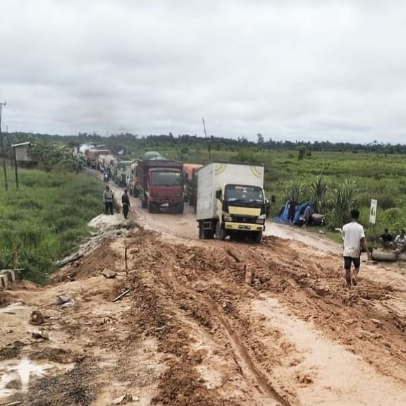 Gara-gara Jembatan Tak Selesai, Jalan Pangkalan Bun-Kolam Macet Parah