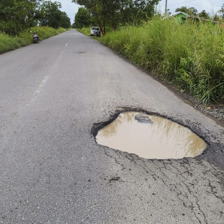Kerap Makan Korban, Warga Minta Lubang di Jalan Pangkalan Bun-Kolam Diperbaiki