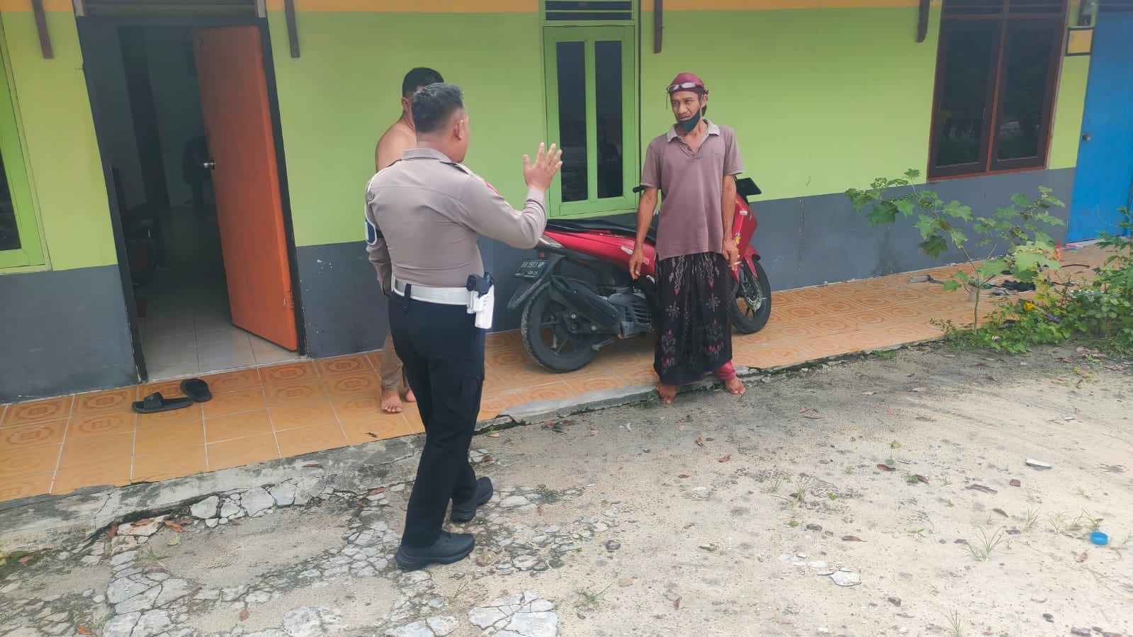 Bikin Resah, Pria Diduga ODGJ Berkeliaran di Pangkalan Bun Bawa Senjata Tajam