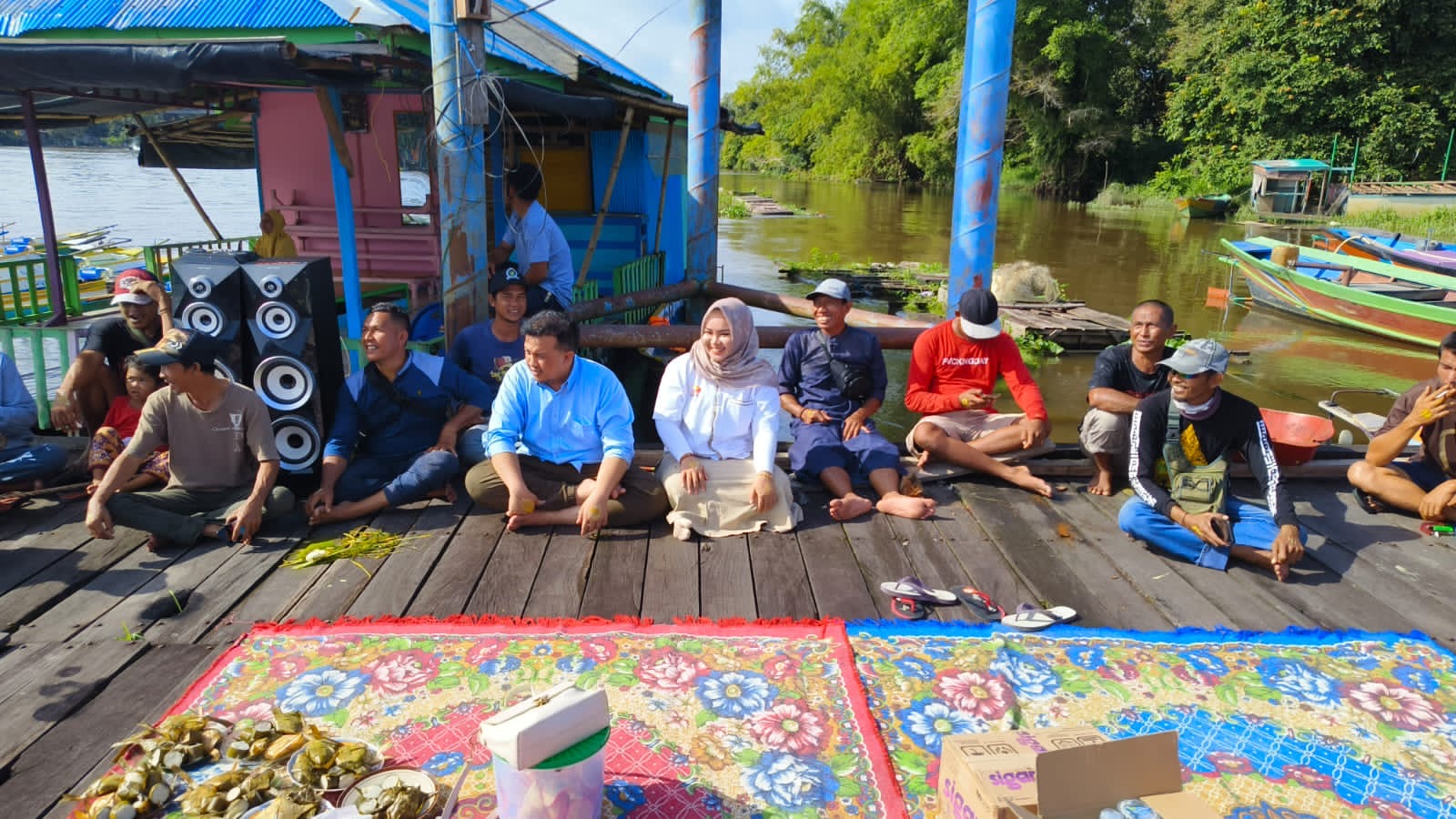 Rizky Aditya Putra Serahkan Puluhan Perahu untuk Nelayan Sungai di Kobar