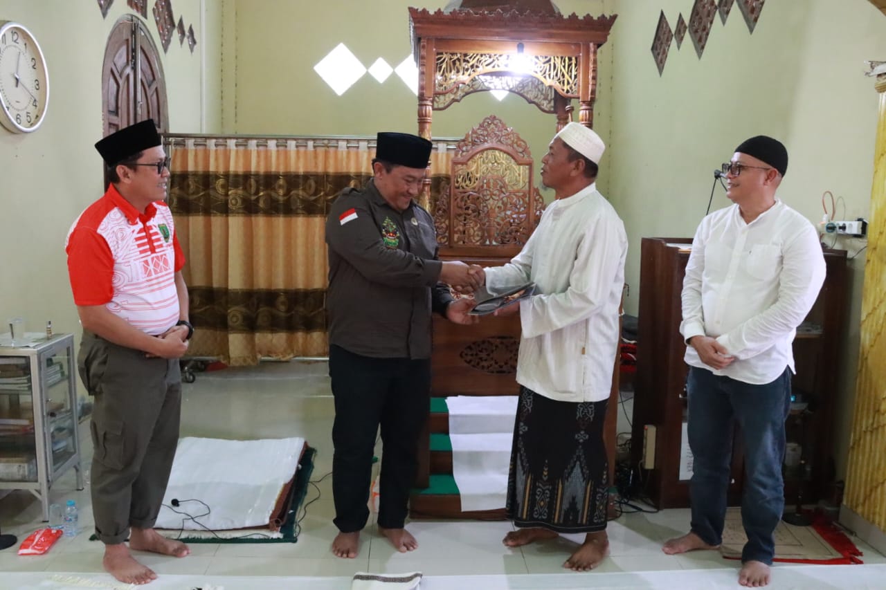 Gubernur Kalteng Berikan Bantuan Uang Tunai untuk Pengurus Masjid Besar Ar-Rahman, Bartim