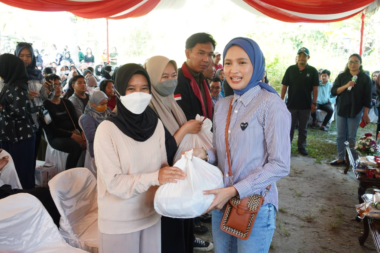 Ketua TP-PKK Ivo Sugianto Sabran Salurkan Bantuan Sembako untuk Mahasiswa Perantauan