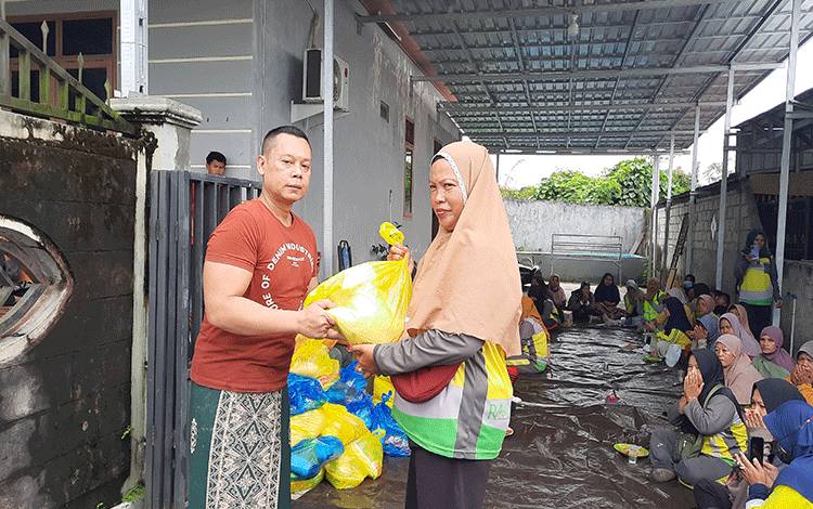 Pengasuh Ponpes Darul Al Hikmah Bagikan Ratusan Paket Sembako di Momen Nisfu Sya’ban