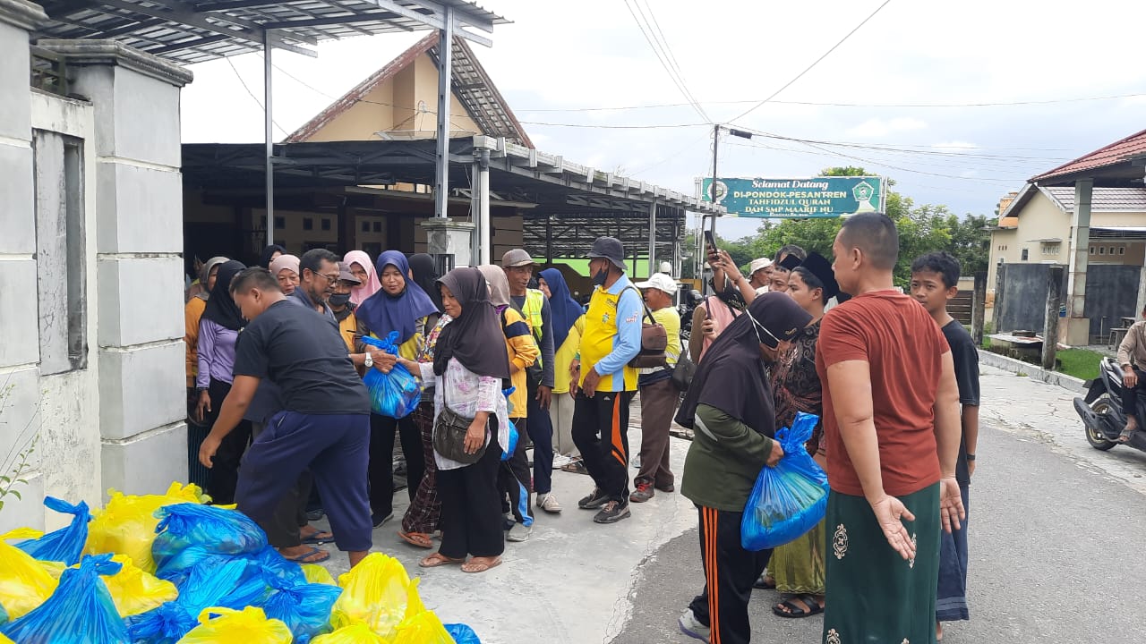 Harga Beras Rp 18 Ribu per kilogram, Pengasuh Ponpes Darul Al Hikmah Bagikan Beras Gratis