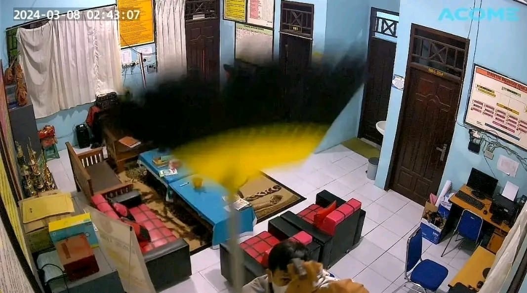 Pencuri Sempat Bersembunyi di Balik Sarung lalu Gasak Laptop di SDN 4 Kumai