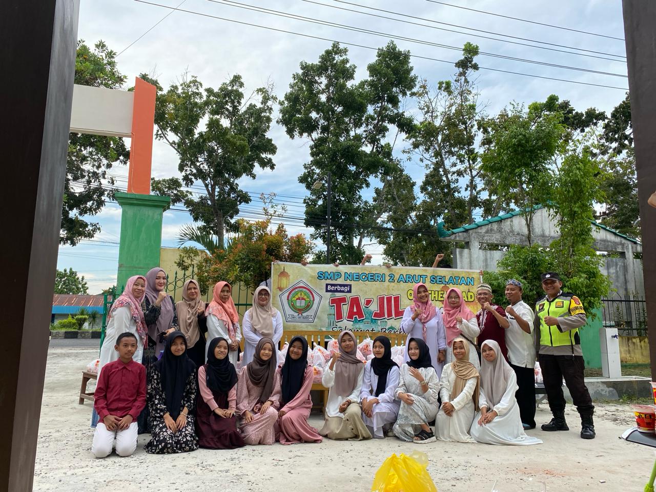 SMPN 2 Arut Selatan Bagikan 300 Paket Takjil