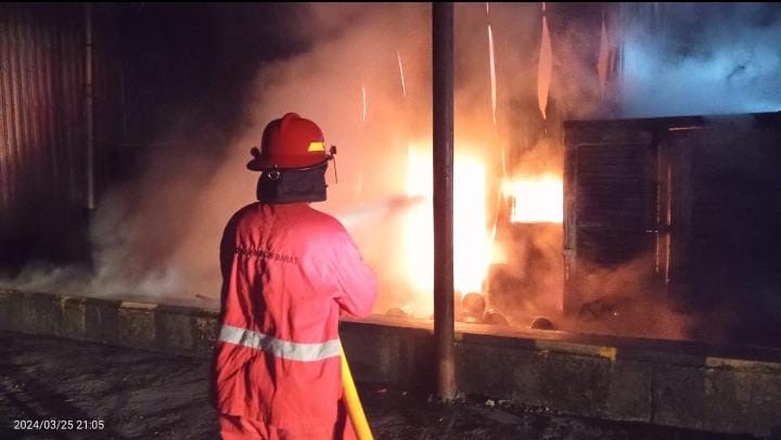 Kebakaran Panel Listrik di Gudang PT KPC Dipicu Sambaran Petir