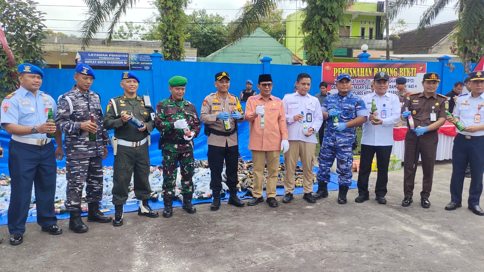 Jelang Idulfitri, Polres Kobar Musnahkan Ratusan Botol Miras