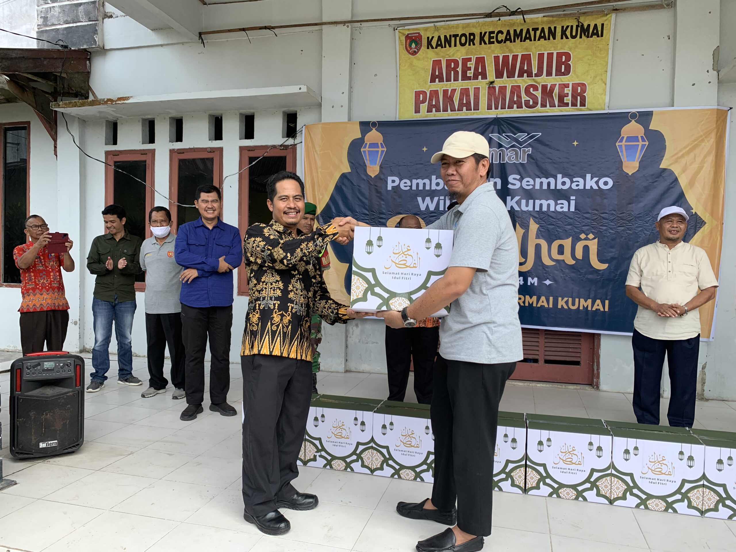 Sambut Lebaran 2024, PT SAP dan PT PAN Bagikan 875 Paket Sembako untuk Warga Kumai