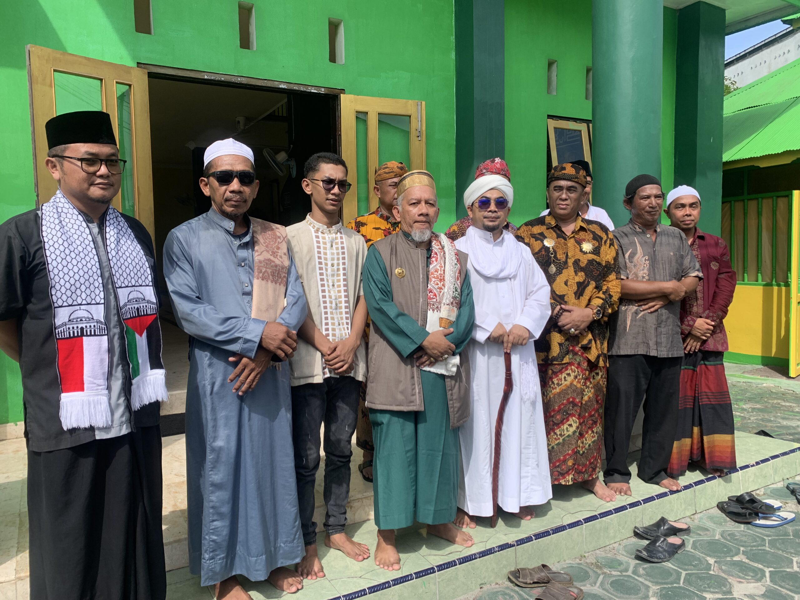 FKUB Arsel Dampingi KH Moh Hilmi Hanawi Ziarah ke Makam Ka’i Bagong dan Pendiri Kumai