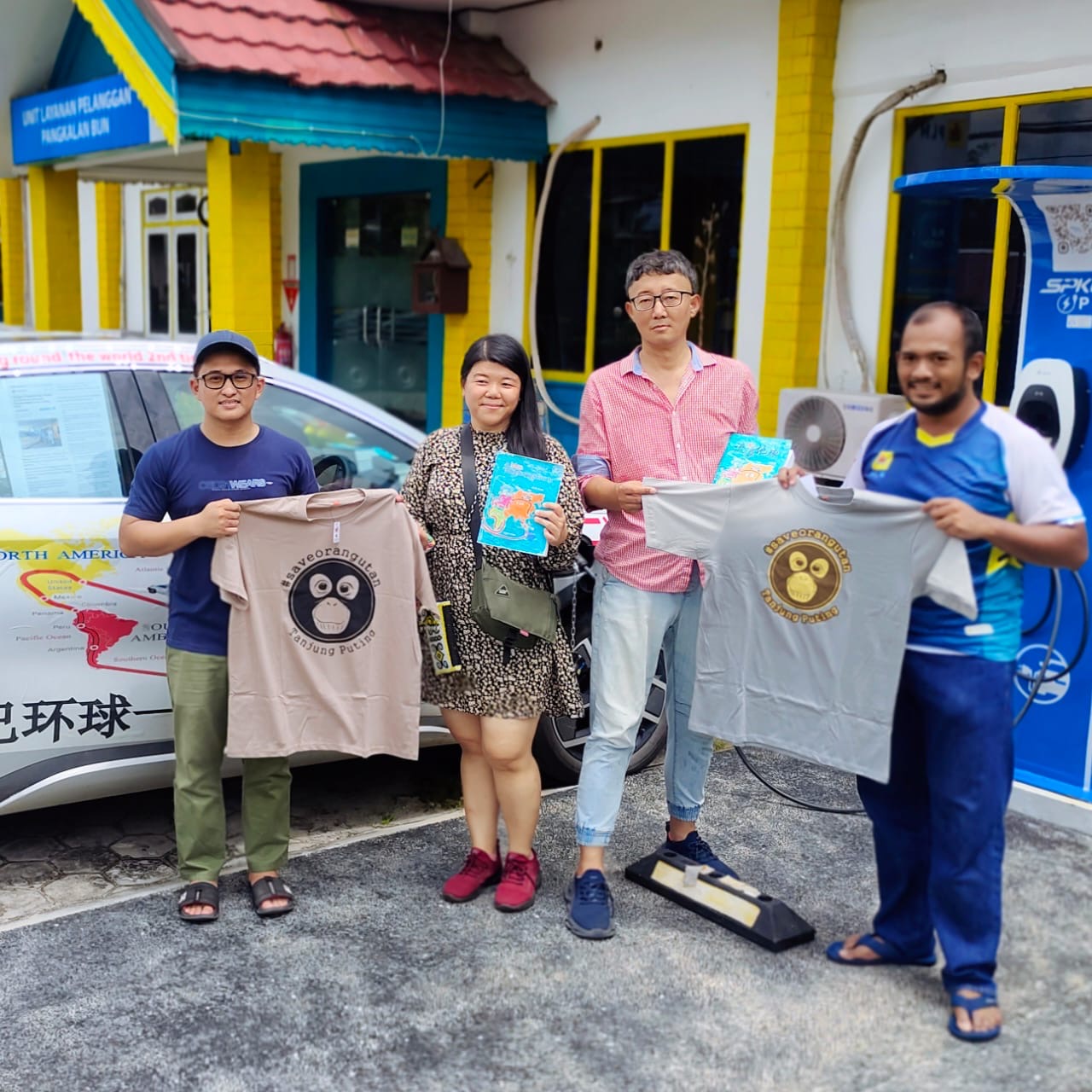 Cerita Dibalik Perjalanan Mr Fan Yuhu dan Miss Gloria Keliling Dunia Menggunakan Mobil Listrik