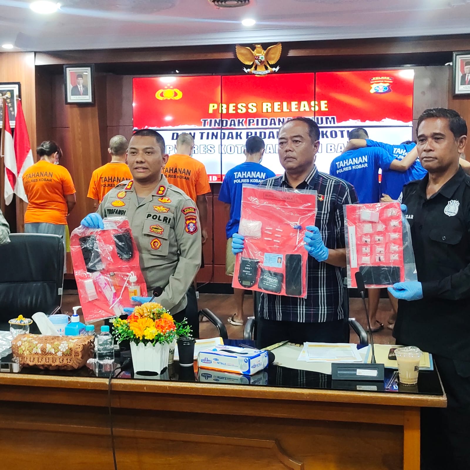 Polisi Bekuk Tiga Pengedar Sabu di Kobar, Satu di Antaranya Perempuan