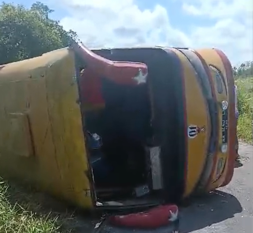 Bus Sekolah SMPN 6 Arsel Alami Kecelakaan di Jalan Desa Tanjung Terantang