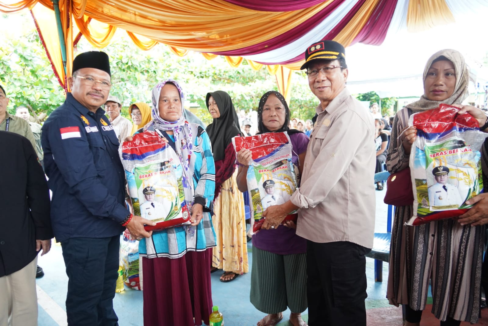 Sekda Kalteng Serahkan 20 Ekor Sapi Kurban dan Gratiskan Pasar Penyeimbang di Bartim