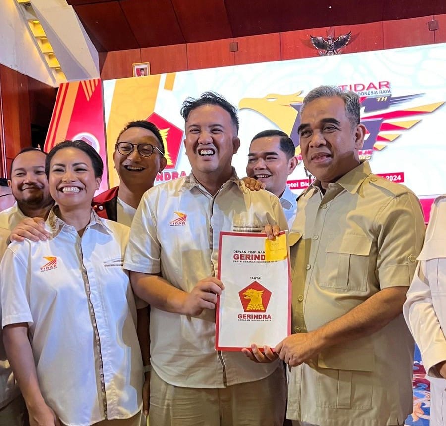 Sekjen DPP Partai Gerindra Serahkan Surat Rekomendasi kepada Rizky Aditya Putra Bertarung di Pilkada Lamandau