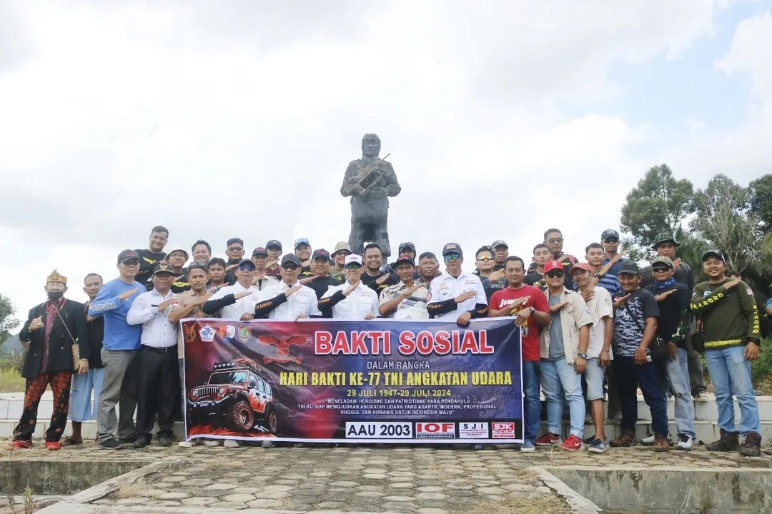 Lanud Iskandar Bersama IOF Pengcab Kobar Laksanakan Baksos di Monumen Operasi Penerjunan Pertama RI