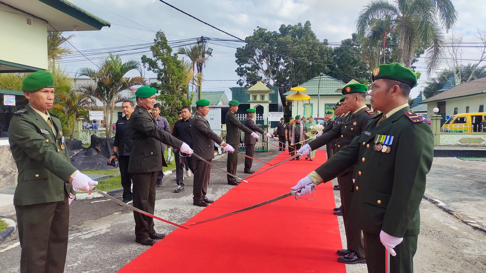 Dandim 1014/Pbn Disambut Tradisi Pedang Pora dan Prosesi Adat Kesultanan Kutaringin