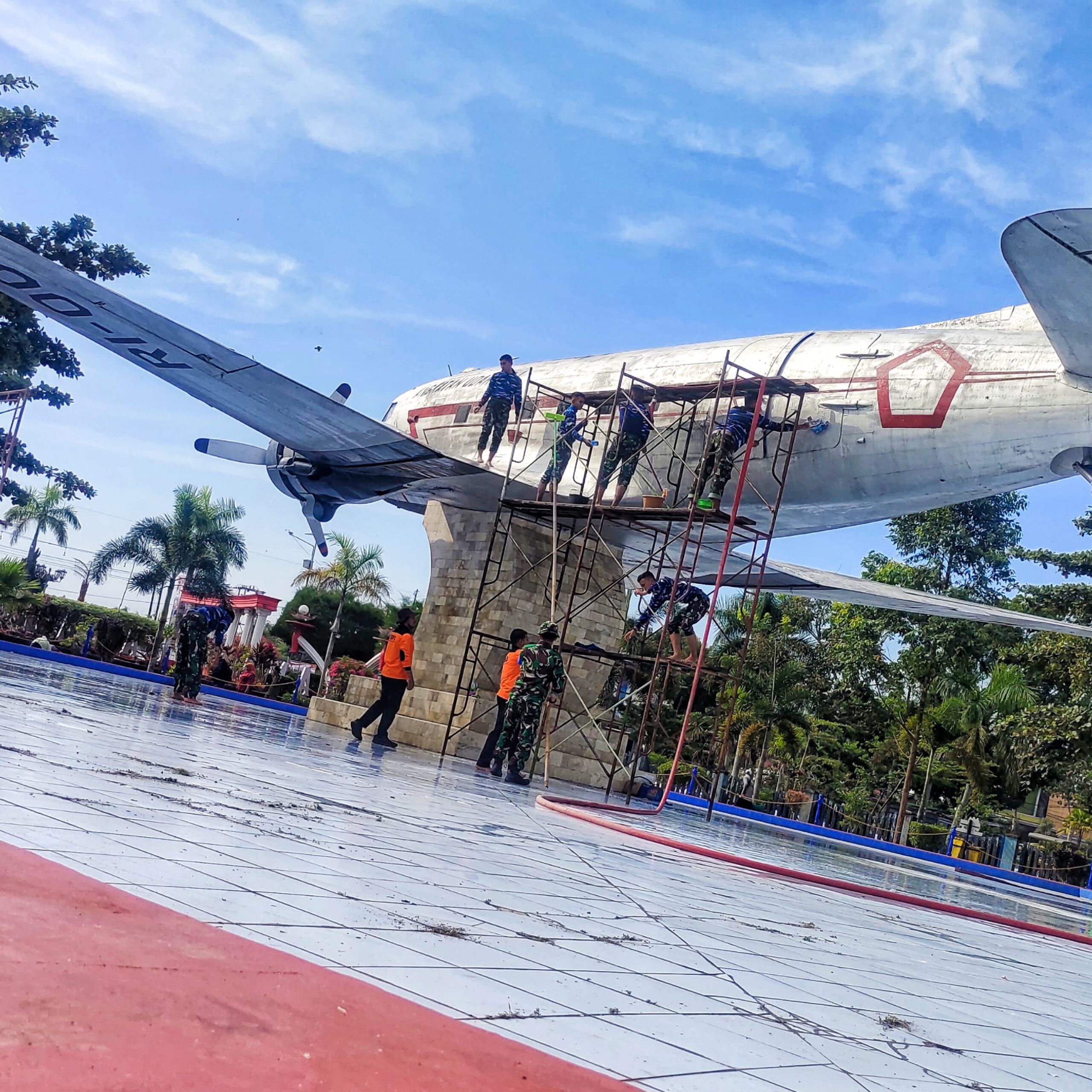 Situs Bersejarah Pesawat Dakota RI – 002 di Pangkalan Bun Dibersihkan