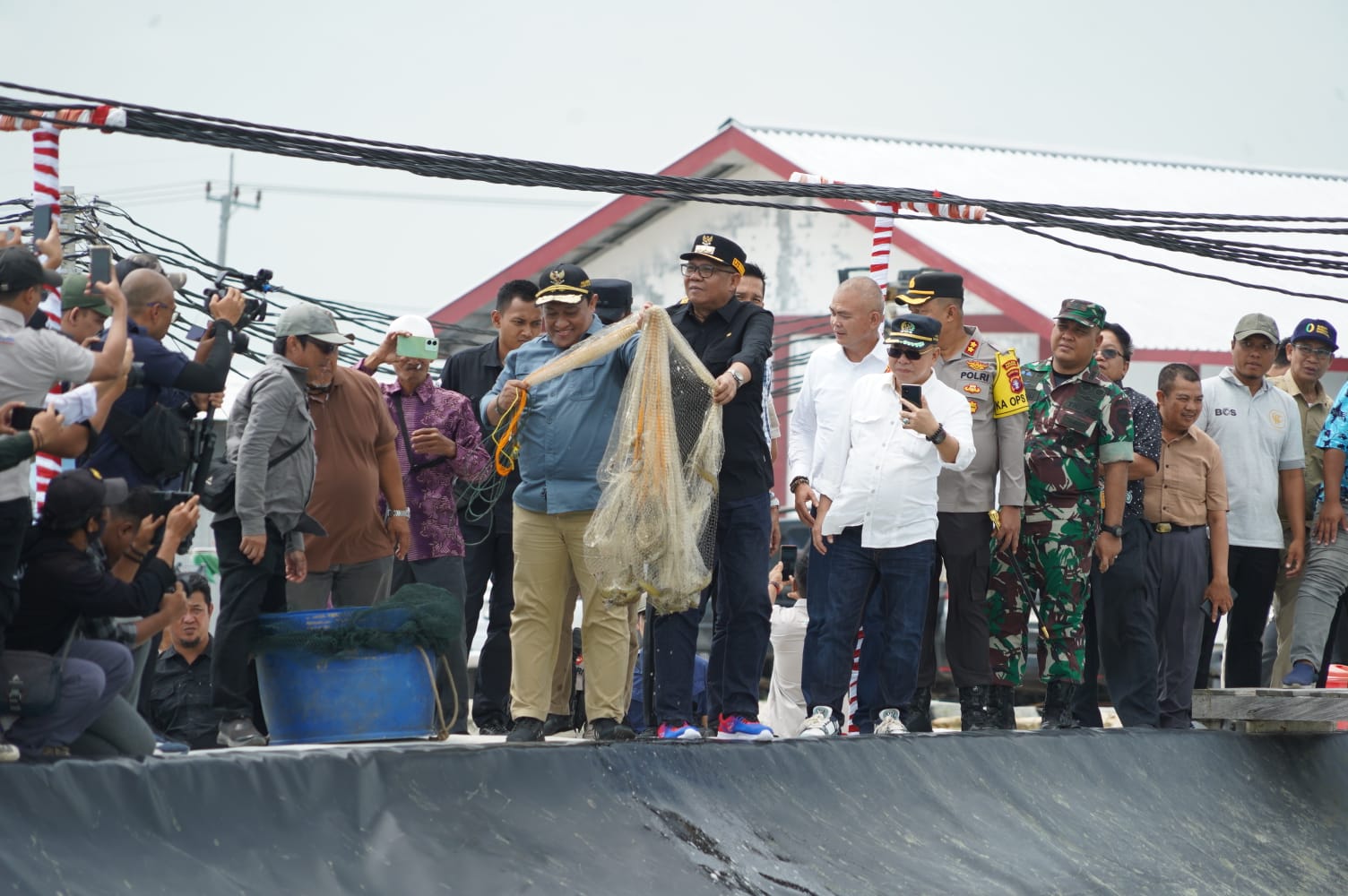 Wagub Kalteng Edy Pratowo Panen Perdana Udang Vaname di Shrimp Estate BERKAH