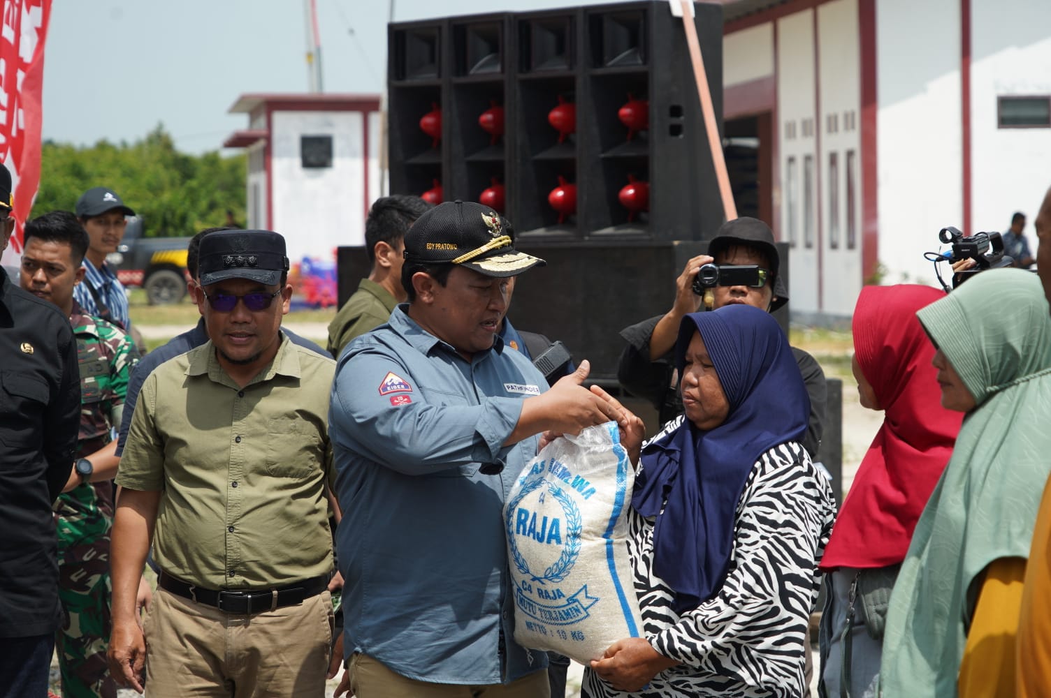 Wagub Kalteng Edy Pratowo Salurkan Bantuan 10 Ribu Paket Sembako di Sukamara