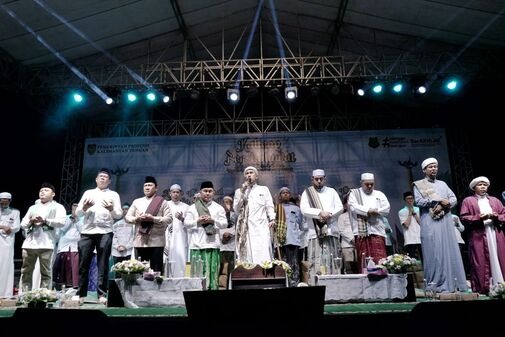 Ribuan Masyarakat Kapuas Lantunkan Sholawat di Acara Kalteng Bersholawat 