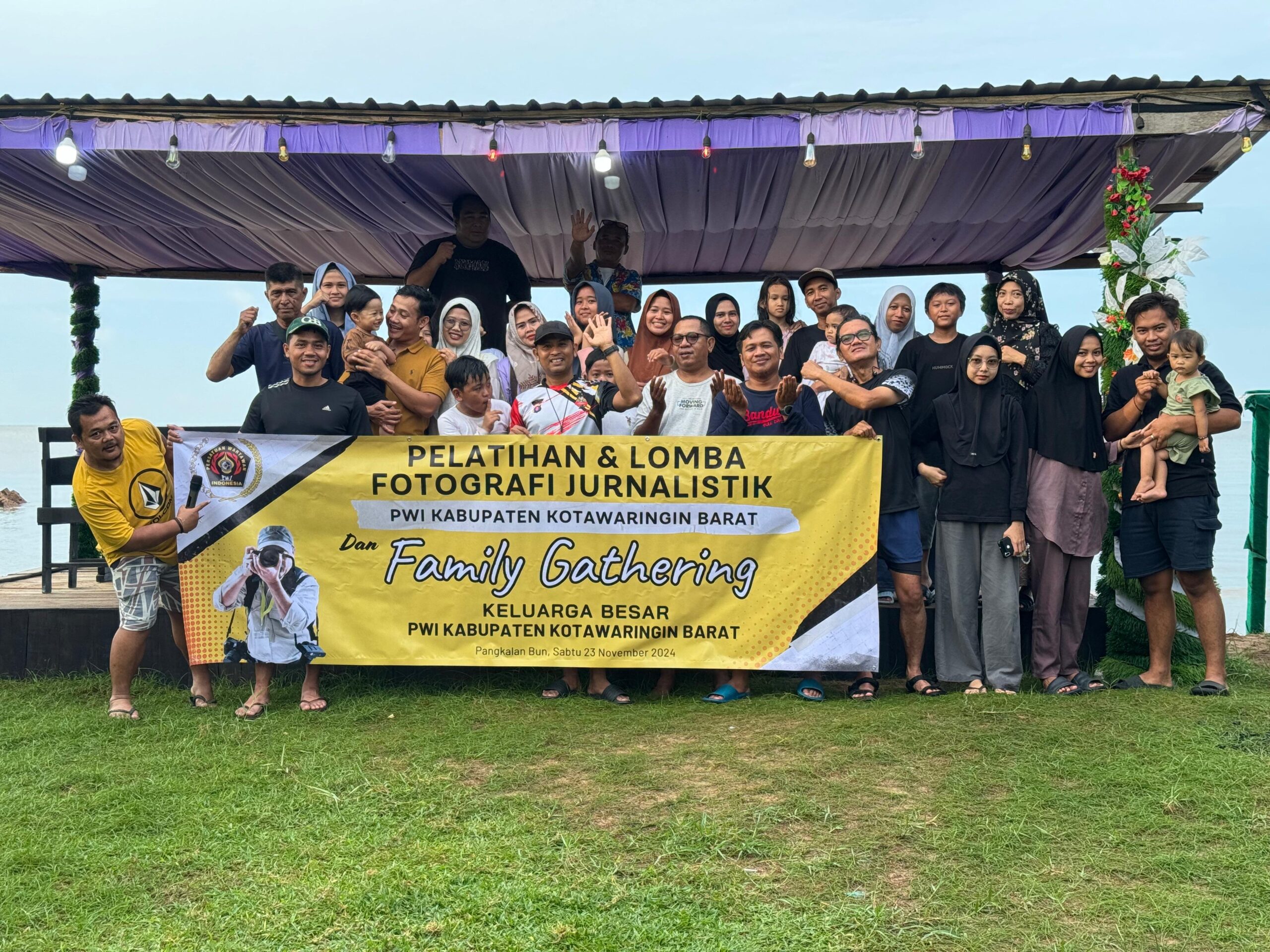 Family Gathering PWI Kotawaringin Barat Meriah di Pantai Sebuai