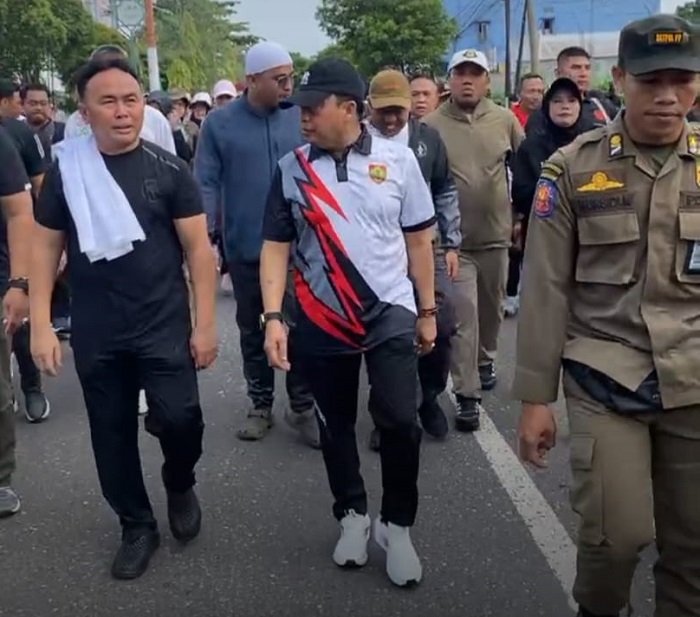 Peringati Hari Pahlawan, Gubernur Kalteng Sugianto Sabran Gelar Jalan Sehat di Sampit Bersama Ribuan Warga
