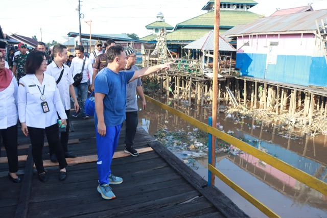 Gubernur Sugianto Sabran Tinjau Kondisi Sampah di Kampung Puntun, Dorong Kesadaran Kebersihan Lingkungan