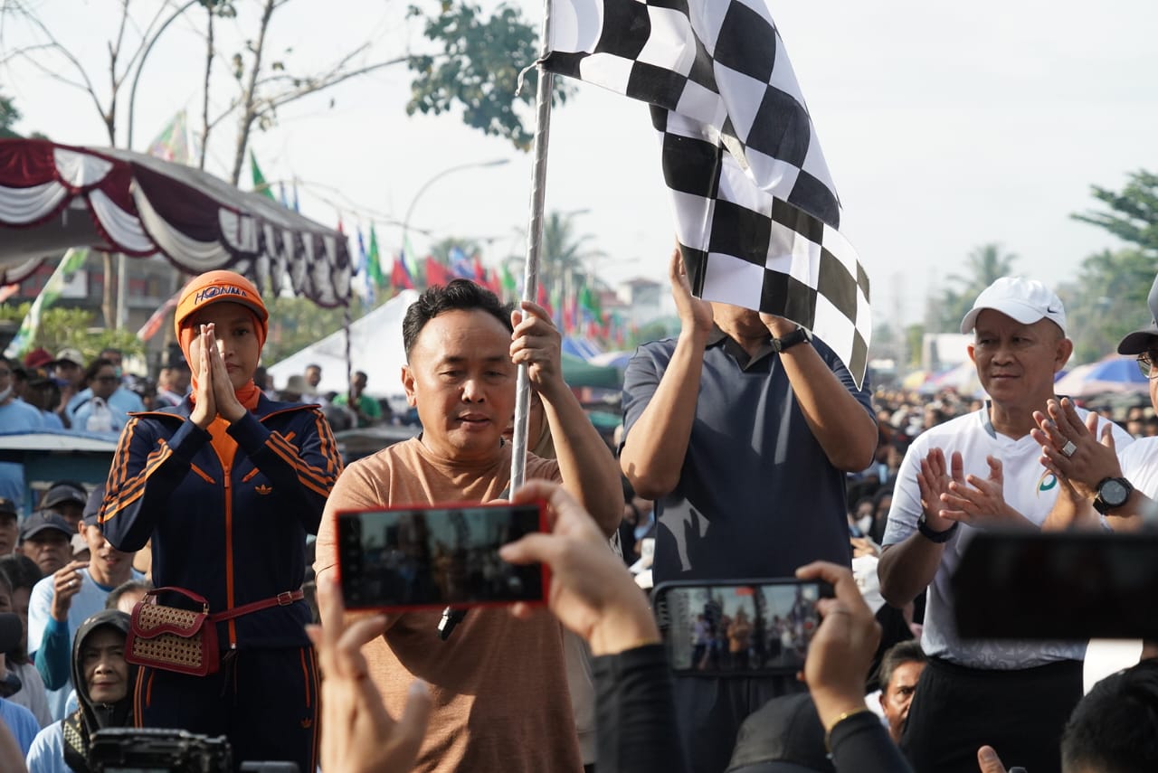 Gubernur Sugianto Sabran Lepas Peserta Fun Walk Kalteng Berkah: Dorong Kemajuan SDM dan Ekonomi Daerah