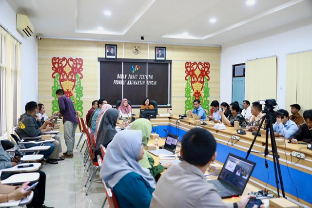 Asisten Ekbang Sri Widanarni Hadiri Press Release Pertumbuhan Ekonomi Kalteng Triwulan IV Tahun 2024