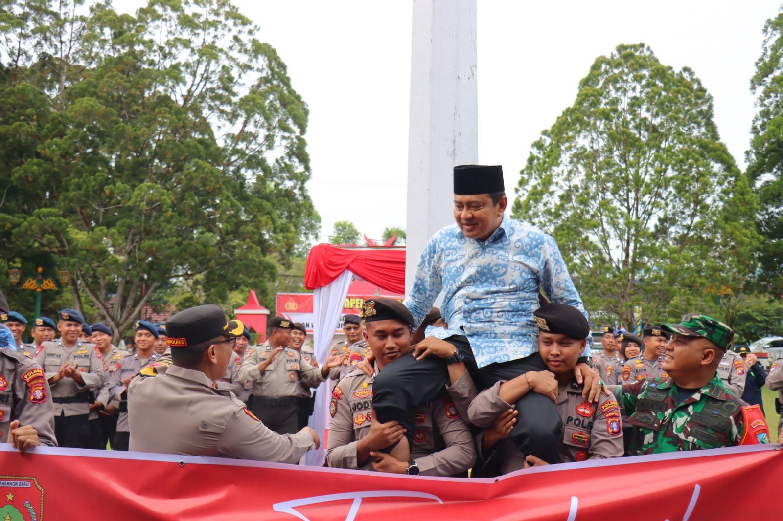 Kapolres Kobar Beri Kejutan Perpisahan untuk Pj. Bupati Budi Santosa
