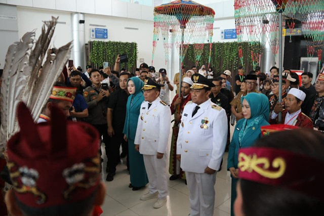 Tiba di Palangka Raya, Gubernur dan Wakil Gubernur Kalteng Disambut Upacara Adat dan Doa Keselamatan