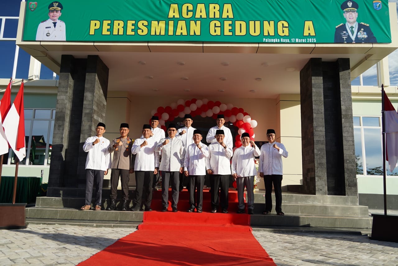 Gubernur Agustiar Sabran bersama Pangdam XII/Tanjungpura Mayjen TNI Jamallulael Resmikan Gedung A di Kompleks Makorem 102/Pjg