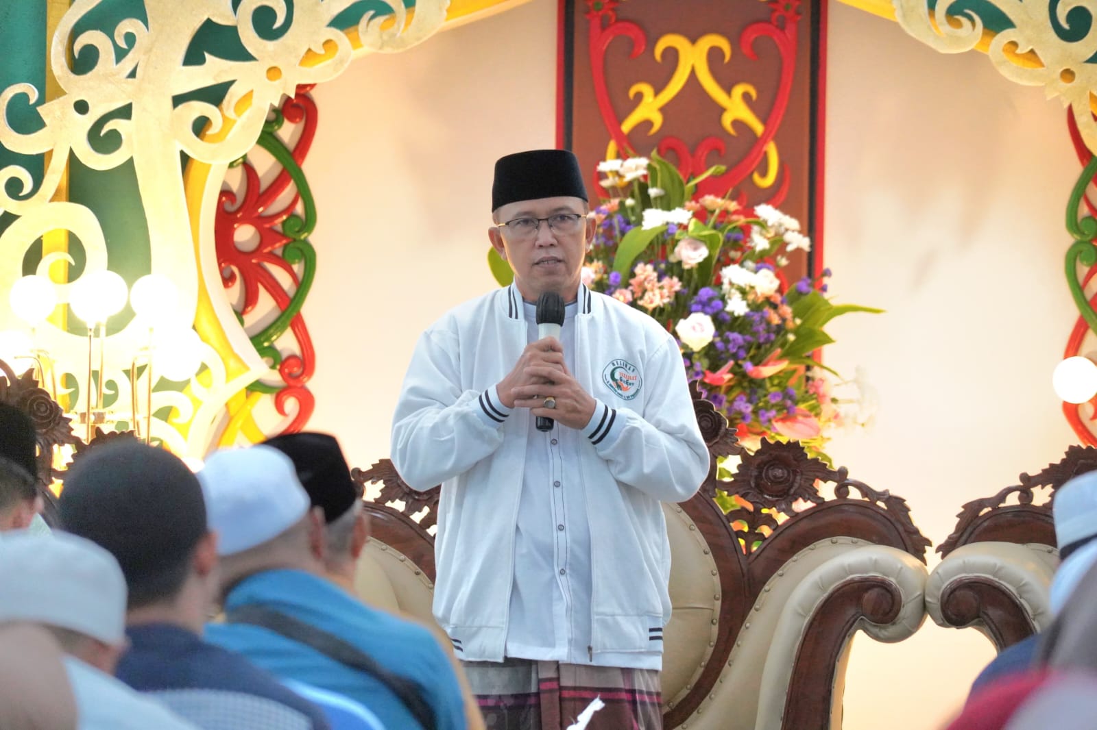 Wakili Gubernur, Ketua Tanfidziyah PWNU Kalteng Serahkan Tali Asih kepada Tokoh Agama Muslim dan Pengurus Masjid