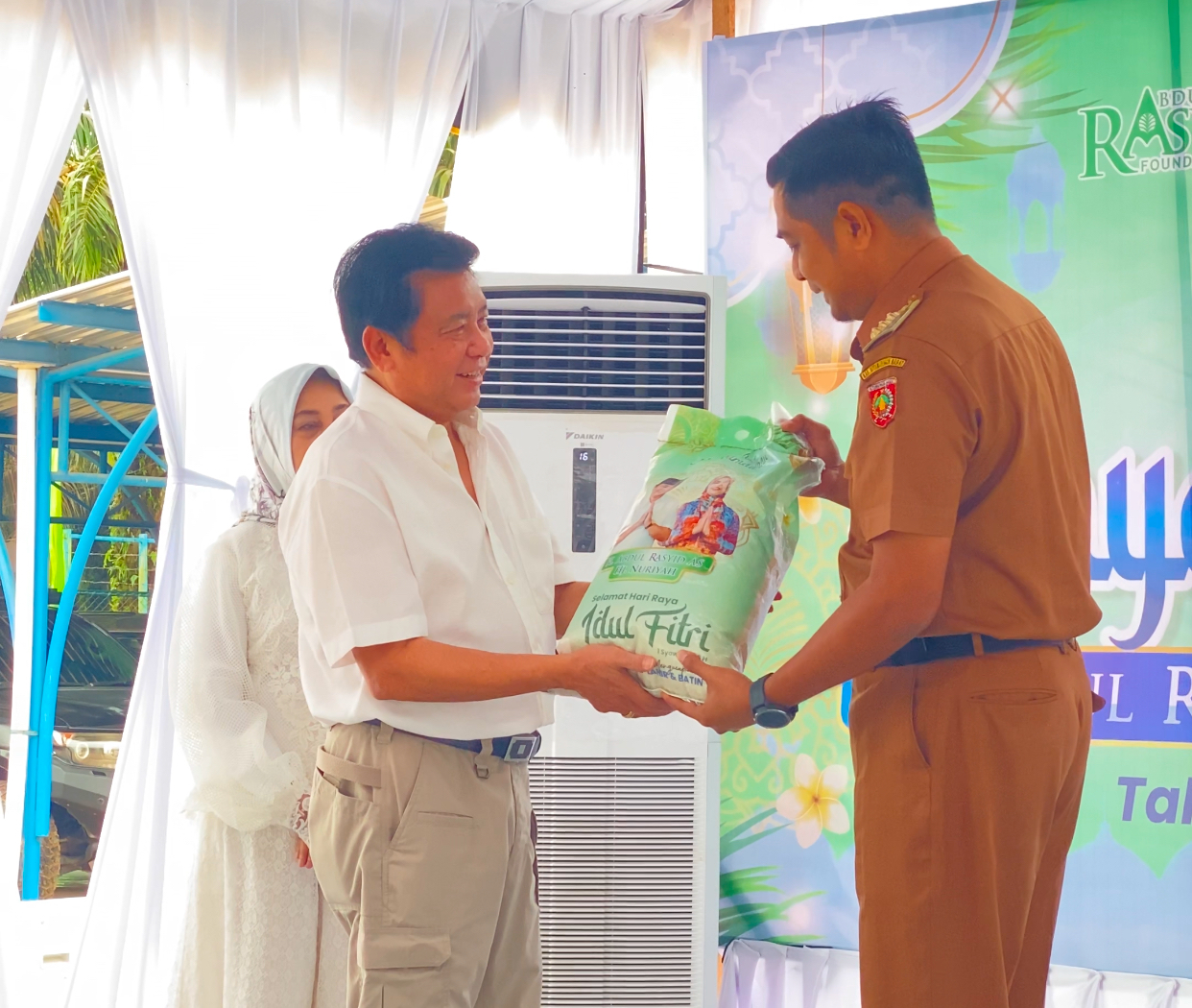 Keluarga H. Abdul Rasyid AS Salurkan Zakat 50.000 Sak Beras dan 100.000 Minyak Goreng untuk Masyarakat Kalteng